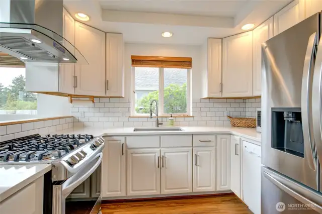 Gas stove, french door fridge, tile