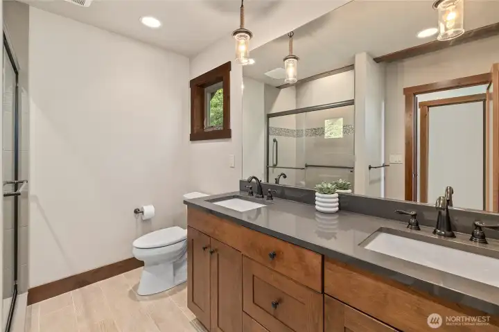 Primary bedroom bathroom