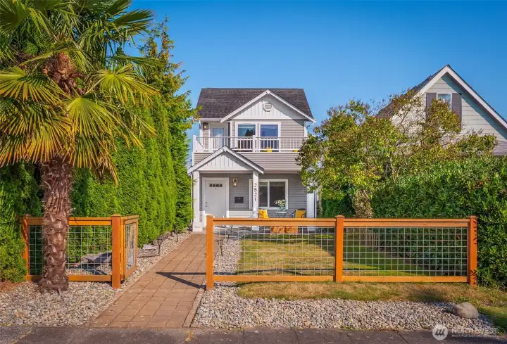 Great front yard, perfect for playing games!