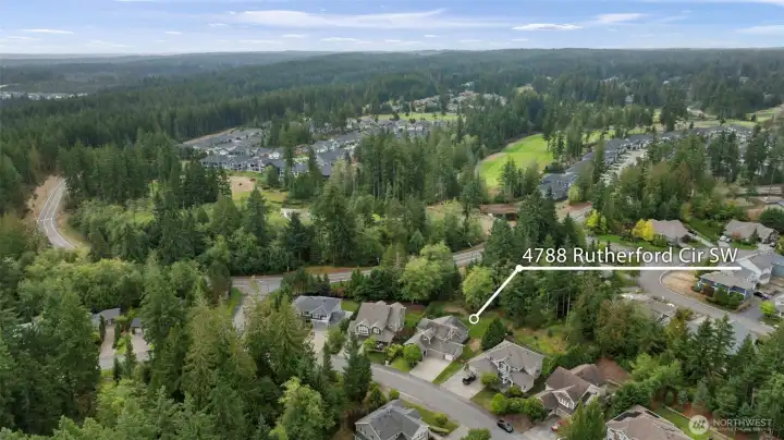 Minutes from McCormick Woods Clubhouse for dining, driving range, pro shop, walking trails, golf, and pickleball, and more! This community has so too many amenities to list.