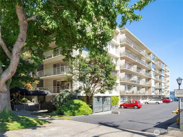 Lakeside West is a wonderful condo set on the shores of Lake Washington.