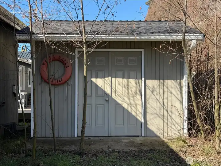 Detached shed with lots of storage