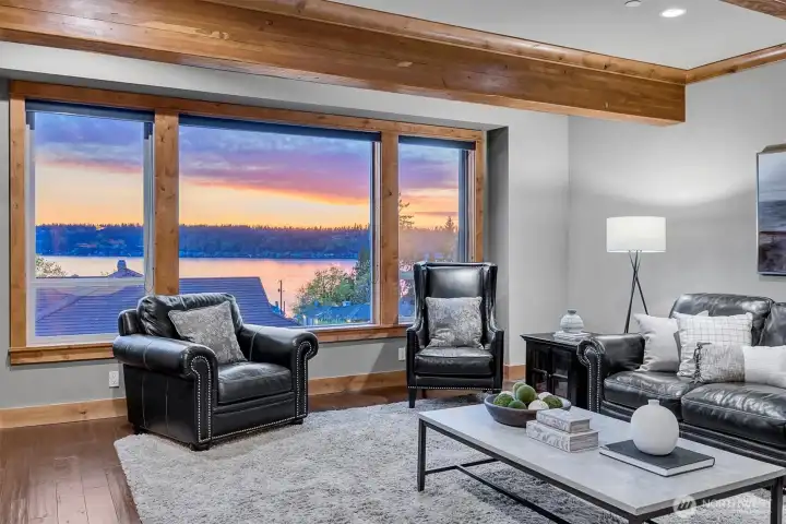 As the day winds down, this room takes on a completely different feel. The sunset reflects across the water, filling the space with soft color and light. It’s a quiet, calming setting that makes the end of the day something to look forward to.