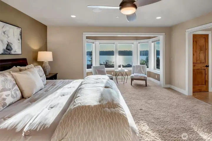 Waking up here feels different. Expansive windows frame the water, bringing in light and a sense of calm that carries throughout the room.