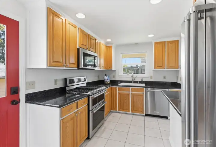 Lots of cabinet and counter space in the kitchen