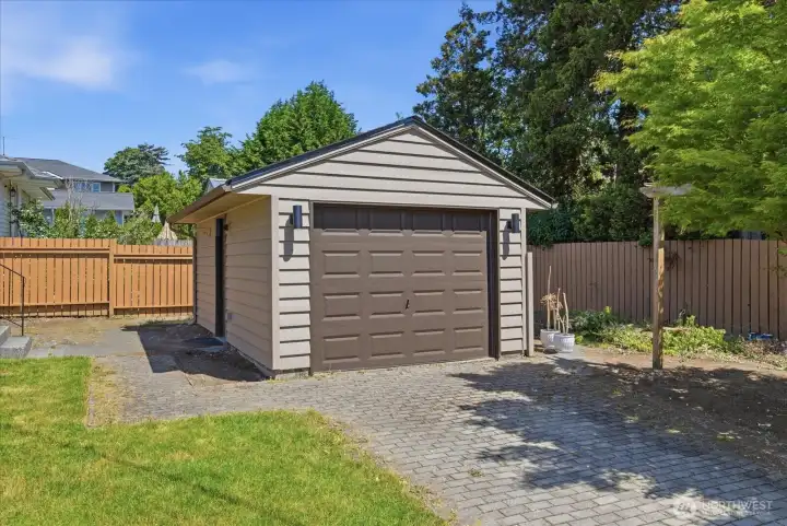Detached garage