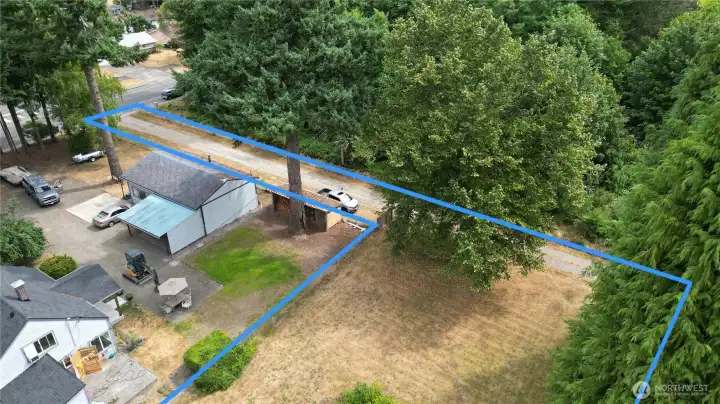 30 foot driveway entry from Dennis St is owned by this parcel.