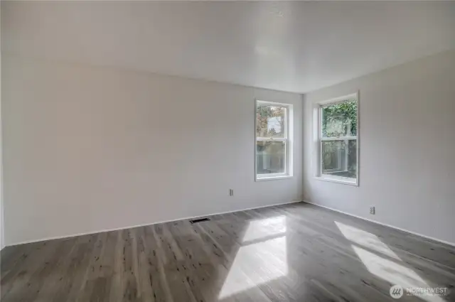 Primary Bedroom with corner window.