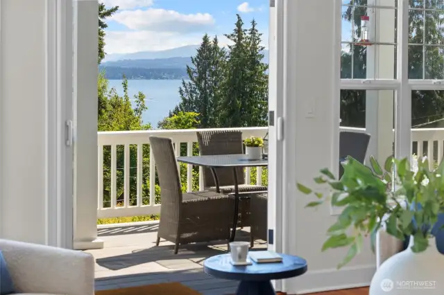 Ideal for indoor/outdoor entertaining.