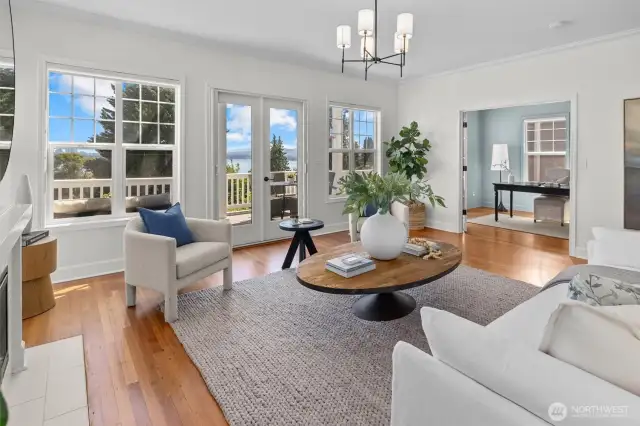 There are fir and hardwood floors.