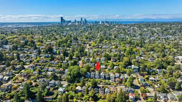 So close to Madrona cafes/shops and downtown Seattle.
