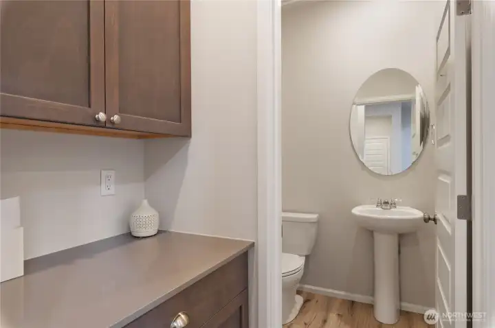 Main-level 1/2 bath