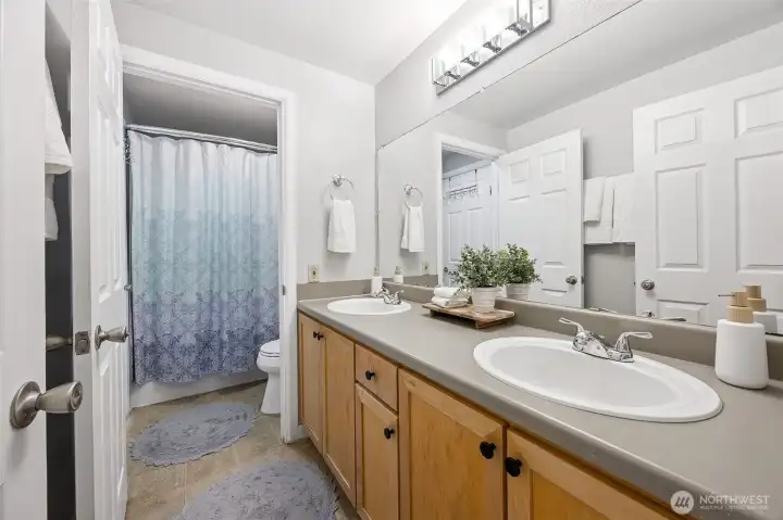 Upper level full bath