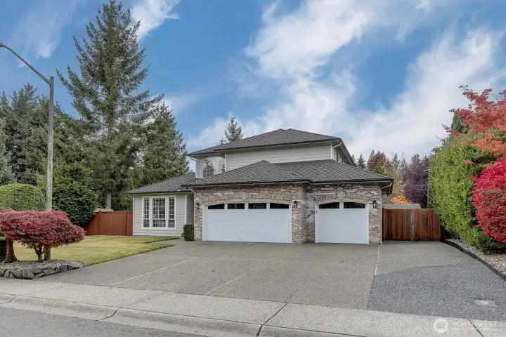 Gorgeous home on corner lot in Gold Crek