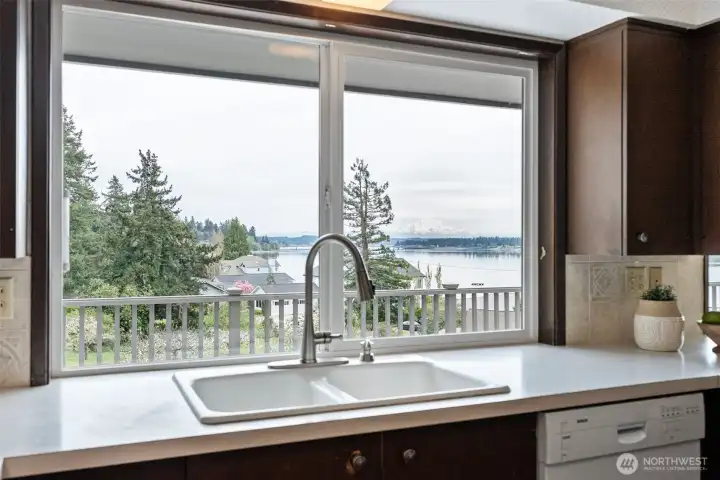 Cleaning up after a meal won't be hard with this amazing view!