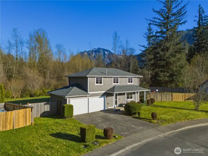 Close to amenities, coffee, grocery, resteraunts