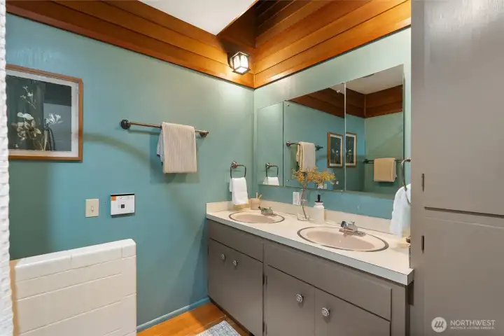 Main floor full bath