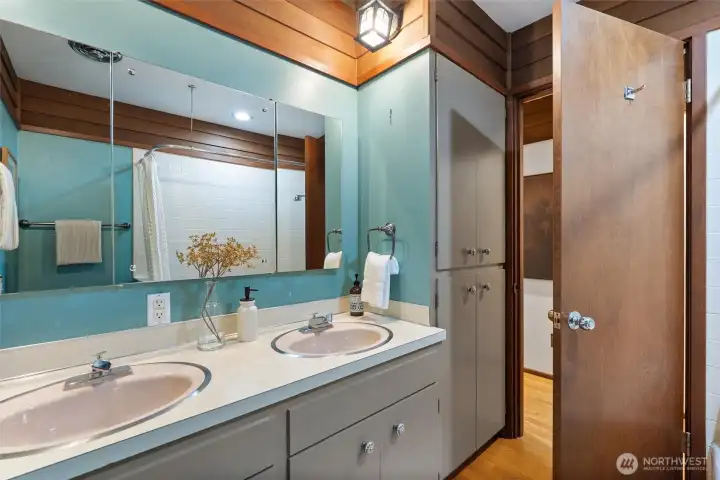 Main floor full bath