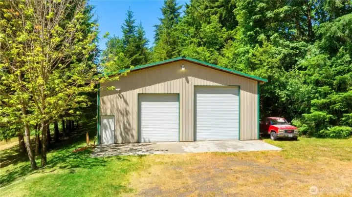 Amazing 40' x 60' shop with heat & lighting