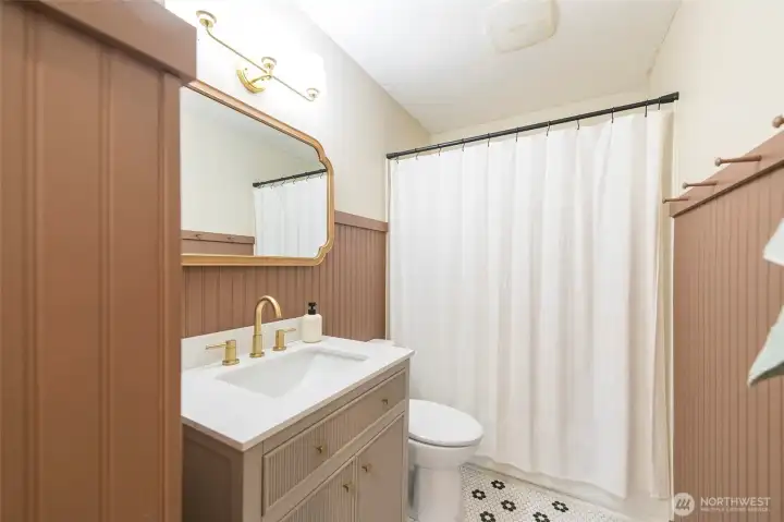 Bright and refreshed full bathroom with tub/shower combo.