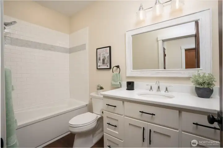 Full bathroom off the hallway