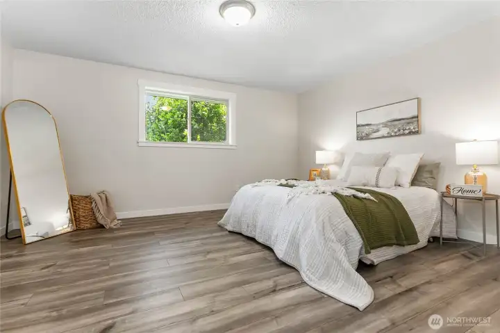 Owner's suite is great size w/ensuite bathroom & walk-in closet