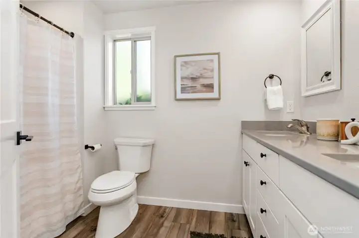 Ensuite bath w/large walk-in shower, dual vanity & quartz counters