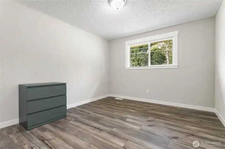 2nd bedroom w/custom closet kit