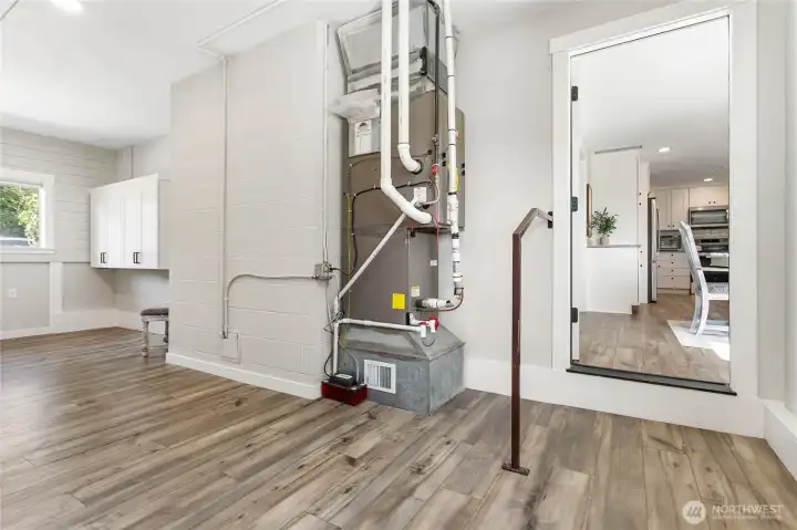 This room also has direct access to backyard through door to right of pic