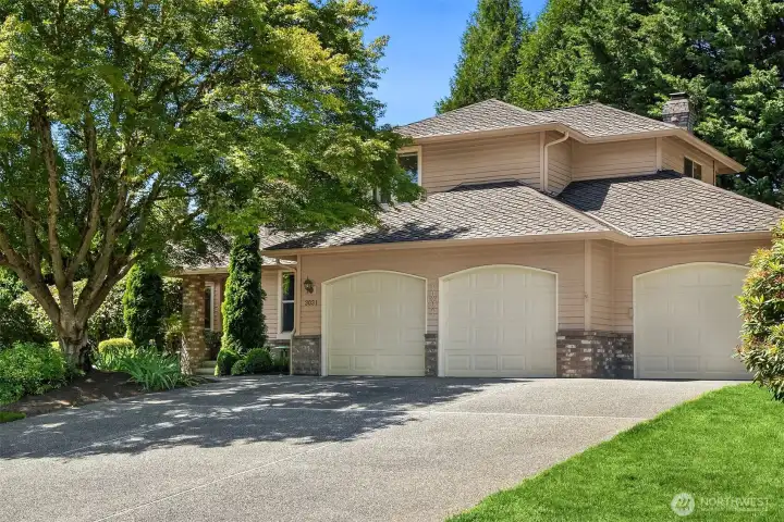 Big 3 car garage with lots of parking space in the driveway