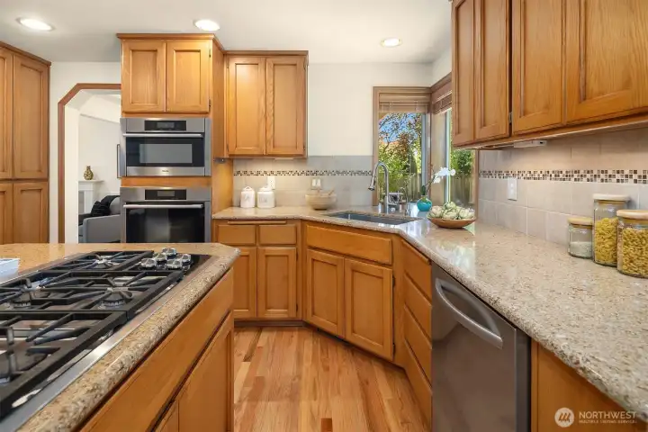 Quarts Counter Tops & Tiled Backsplash / Gas Cooktop Burners