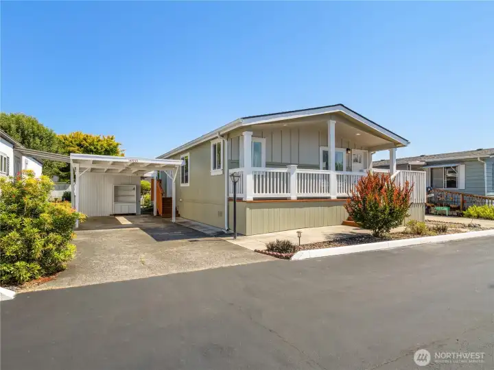 Welcome to this newer manufactured home in beautiful Golden Rose Park.
