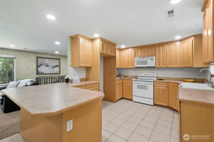 Kitchen with penninsula