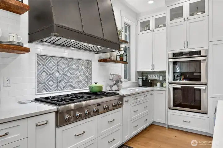 6 burners, a grill and double ovens - a very nice set up.