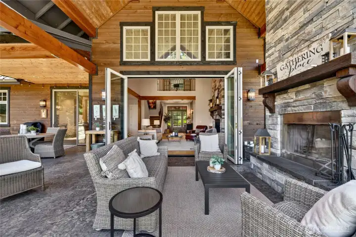 Huge outdoor pavillion - seating around the fire!