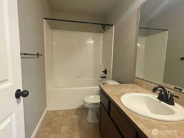 2nd Bathroom: Upstairs