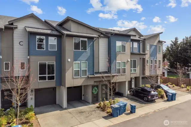 Modern townhome in north Lynnwood, WA – 2-bedroom, 2.5-bath with attached 2-car tandem garage and sleek curb appeal.