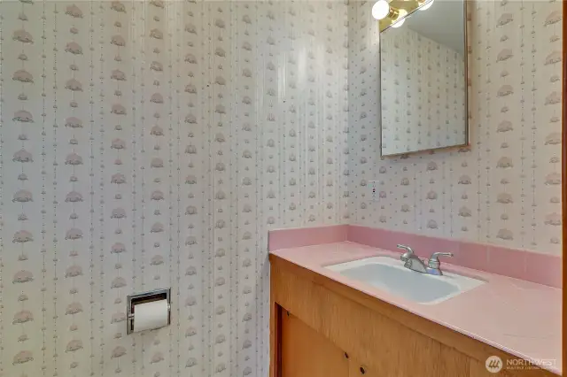 Primary bedroom half bath