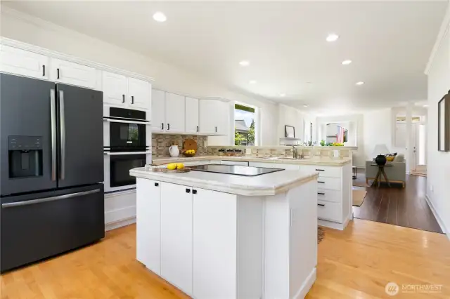 Peep the updated kitchen appliances - in included in home sale.