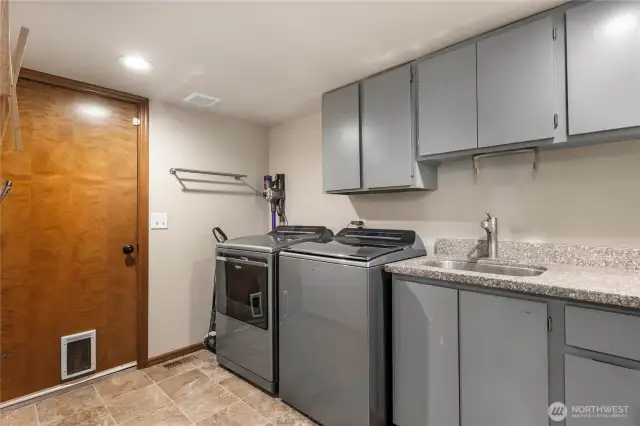 Laundry room, seperate mud room, and garage access on main floor