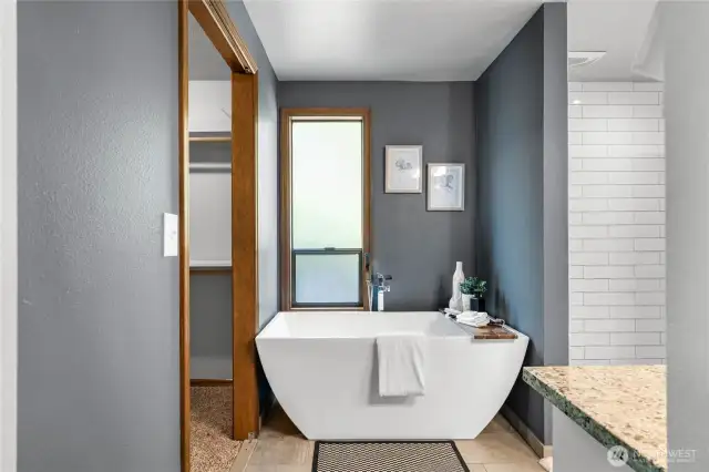 Luxurious soaking Tub
