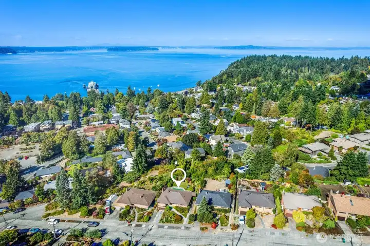 Just a few blocks to the Vashon Ferry, Endolyne Joe's and Lincoln Park.