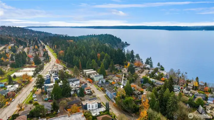 This aerial shot shows Lincoln Park just 1 block away, Lowman Beach off to the right and the tennis courts off to the left. An amazing location that will have you enjoying these amenities all year long.