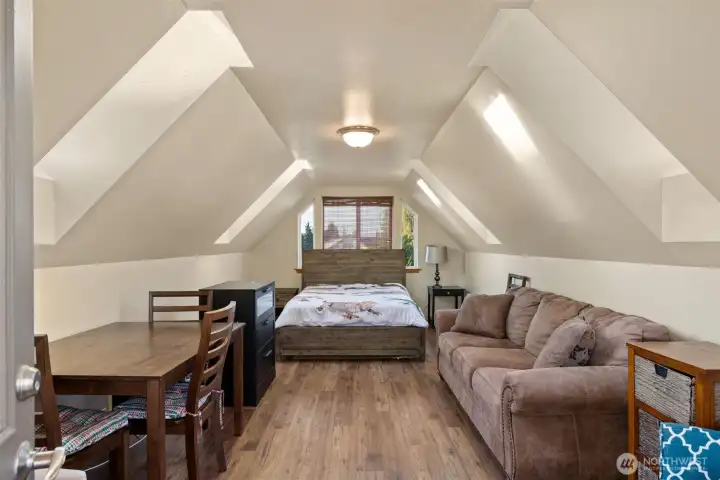 Private entrance to the above garage bonus room.