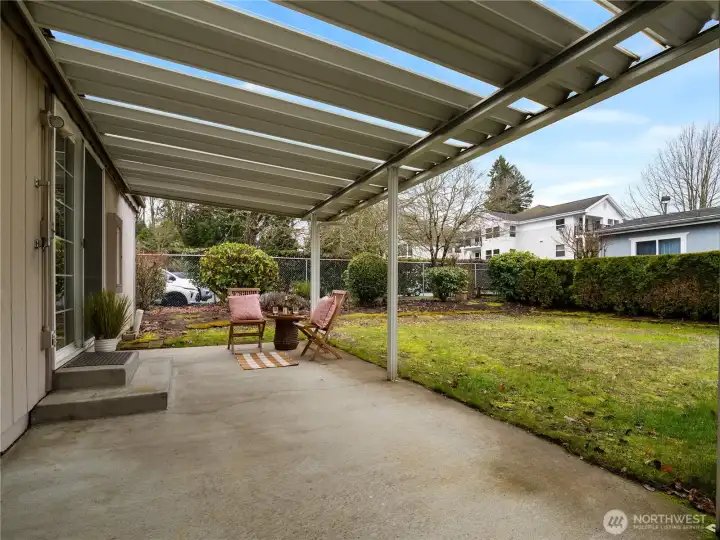 The large size side yard can be used for growing flowers or vegetables. Or if you are a fa of low maintenance: just have the lawn mowed.