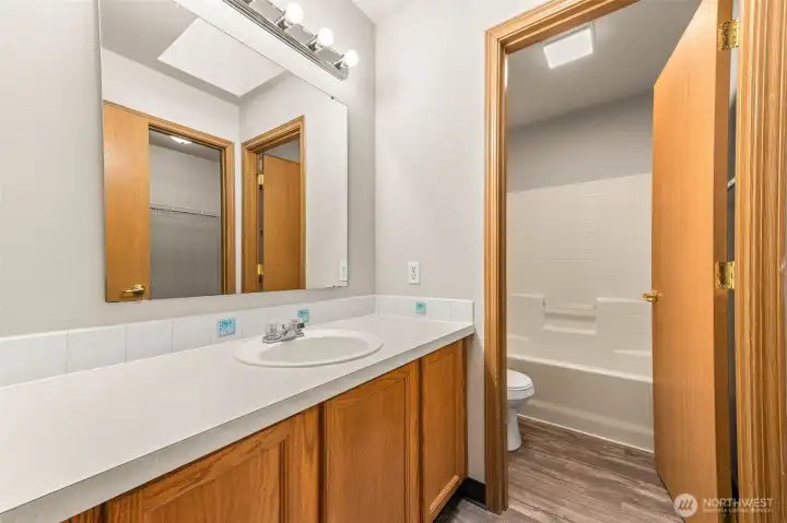 Primary en suite full bathroom