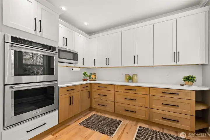 Double Oven is ready for those dinner party's with all of your guests