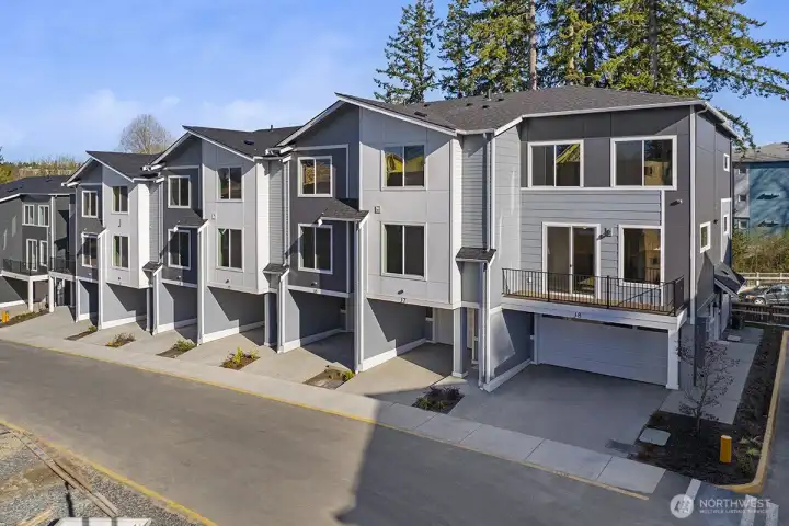 Photographs are for illustrative purposes only. Features, finishes, interior/exterior colors, landscaping and floorplan shown may vary from actual homes built