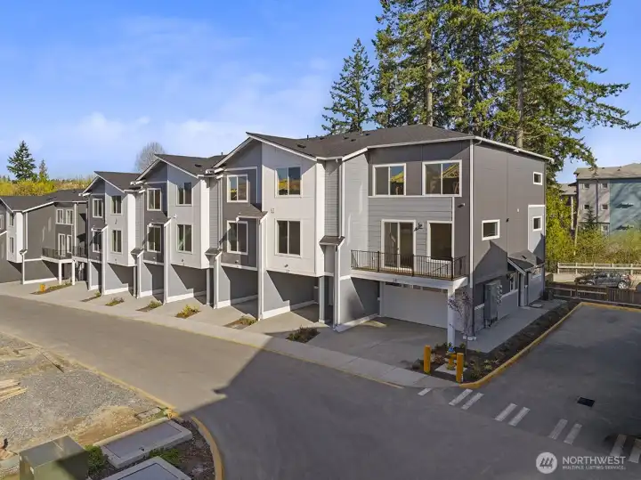 Photographs are for illustrative purposes only. Features, finishes, interior/exterior colors, landscaping and floorplan shown may vary from actual homes built
