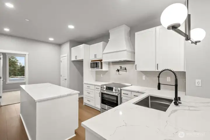 Photographs are for illustrative purposes only. Features, finishes, interior/exterior colors, landscaping and floorplan shown may vary from actual homes built